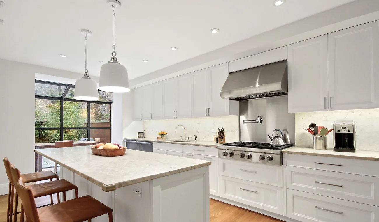 Renovated kitchen by Daniel Design and Build near Cedarhurst